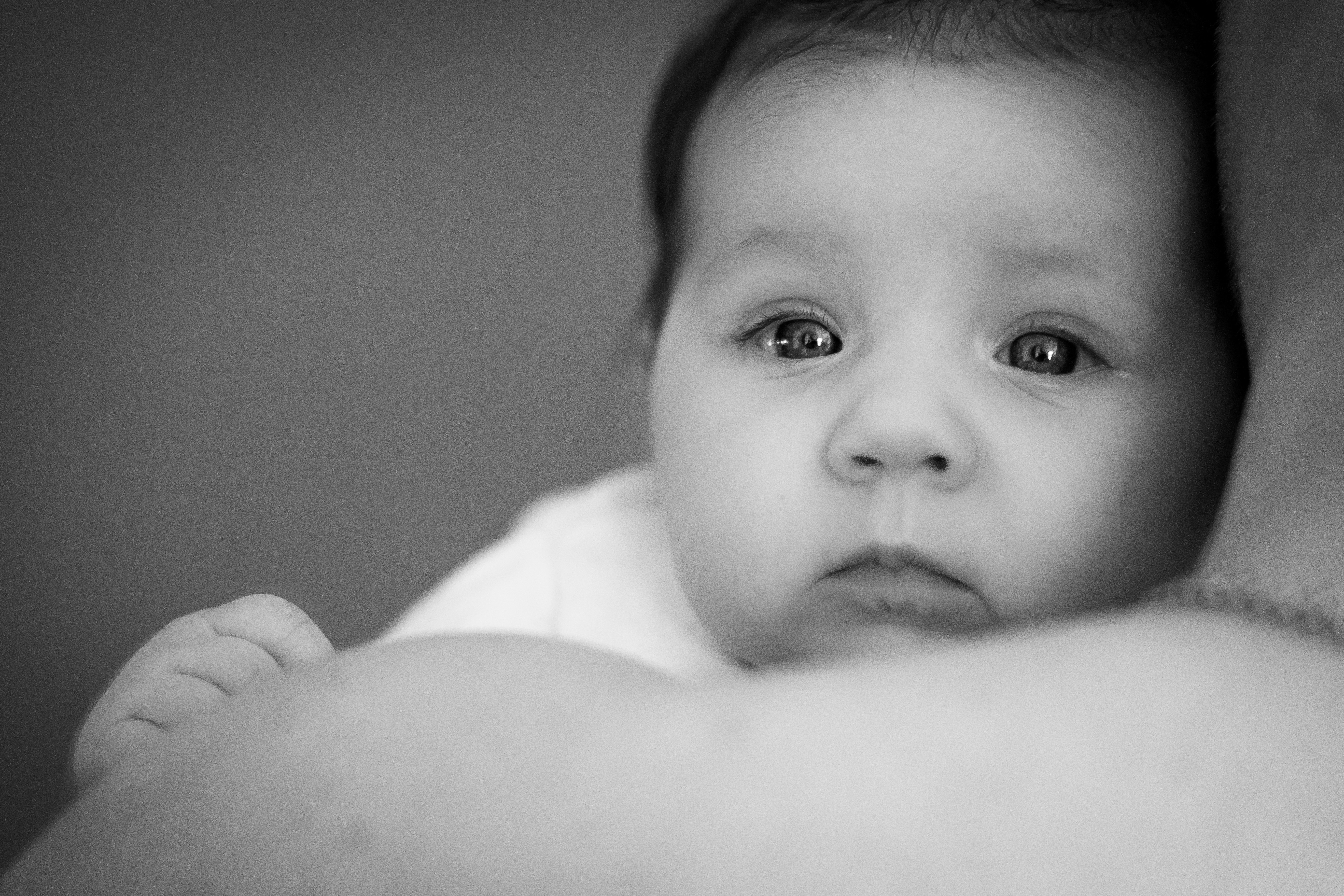 Детей забыли дома. Ч/Б фото Мудрого новорожденного. Grey Baby. Фото махающего младенца. Sick Baby.