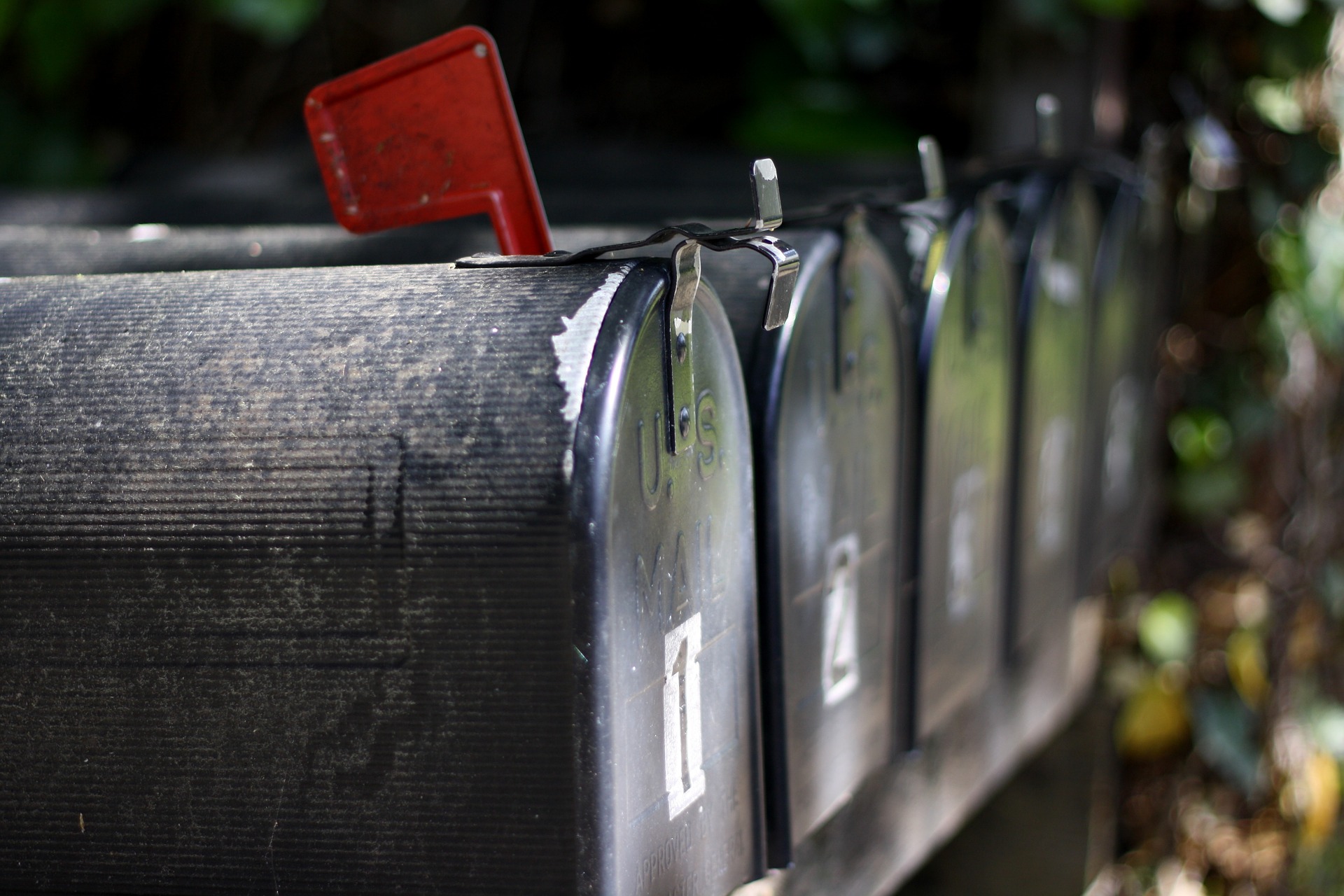 4 boîtes aux lettres à journaux, anciennes en ferraille